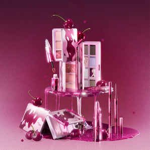 Produits de maquillage Little Ondine Red Fruit Collection avec palettes ouvertes, produits pour les lèvres et cerises