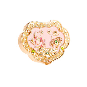The Palace Museum Ruyi Parfum solide Balm in an ornate pink floral boîtier, vue de face