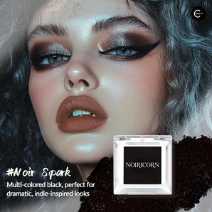 Boîtier de fard à paupières duochrome NOIRICORN Noir Spark avec échantillon noir scintillant et gros plan sur un maquillage des yeux intense