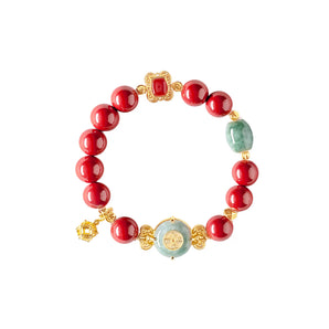 Bracelet à perles rouges The Palace Museum avec détails de jade vert et breloques dorées, sur fond blanc